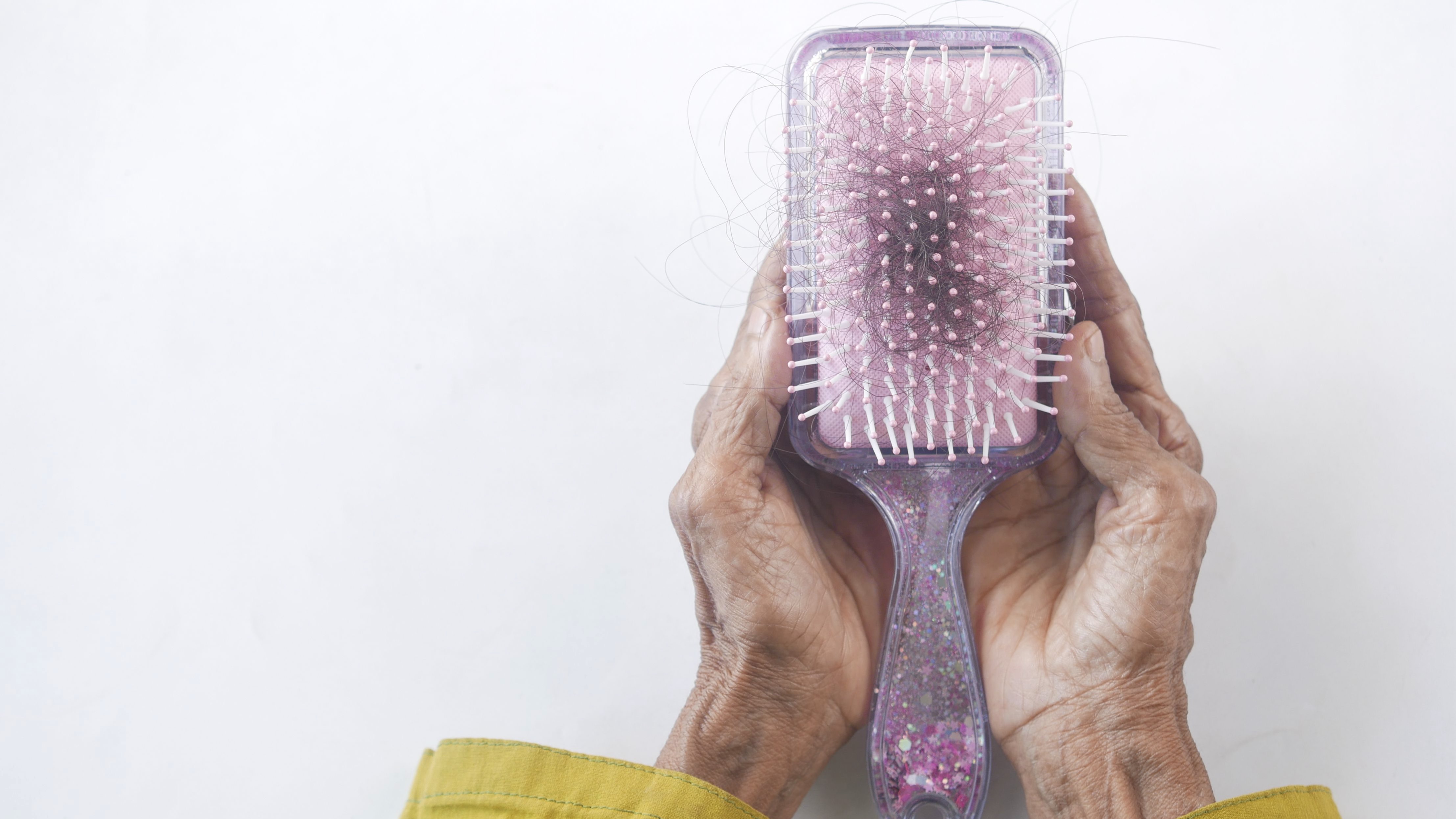 Caduta capelli in autunno: cause e quando preoccuparsi 